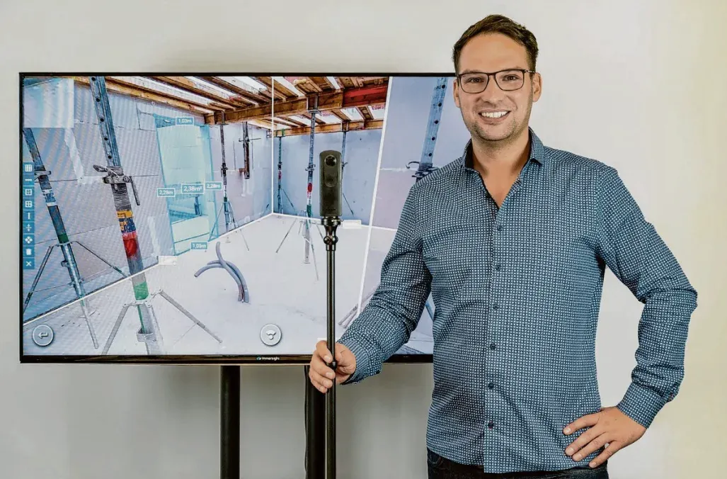 Fabian Weiss mit 360 Kamera vor Fernseher