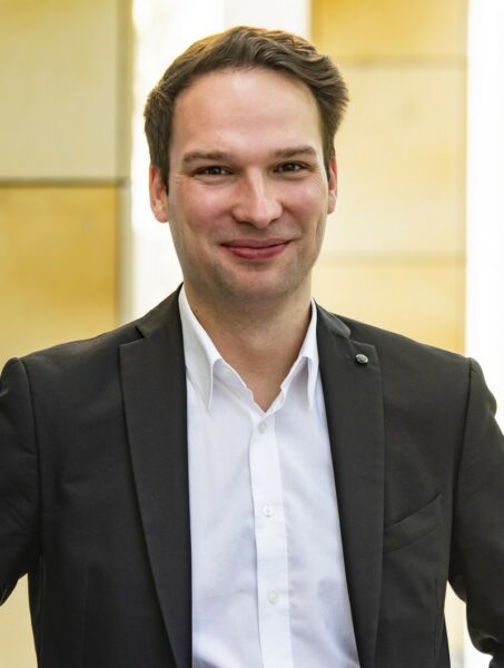 fabian ko weiss hochkant web 453x600 1