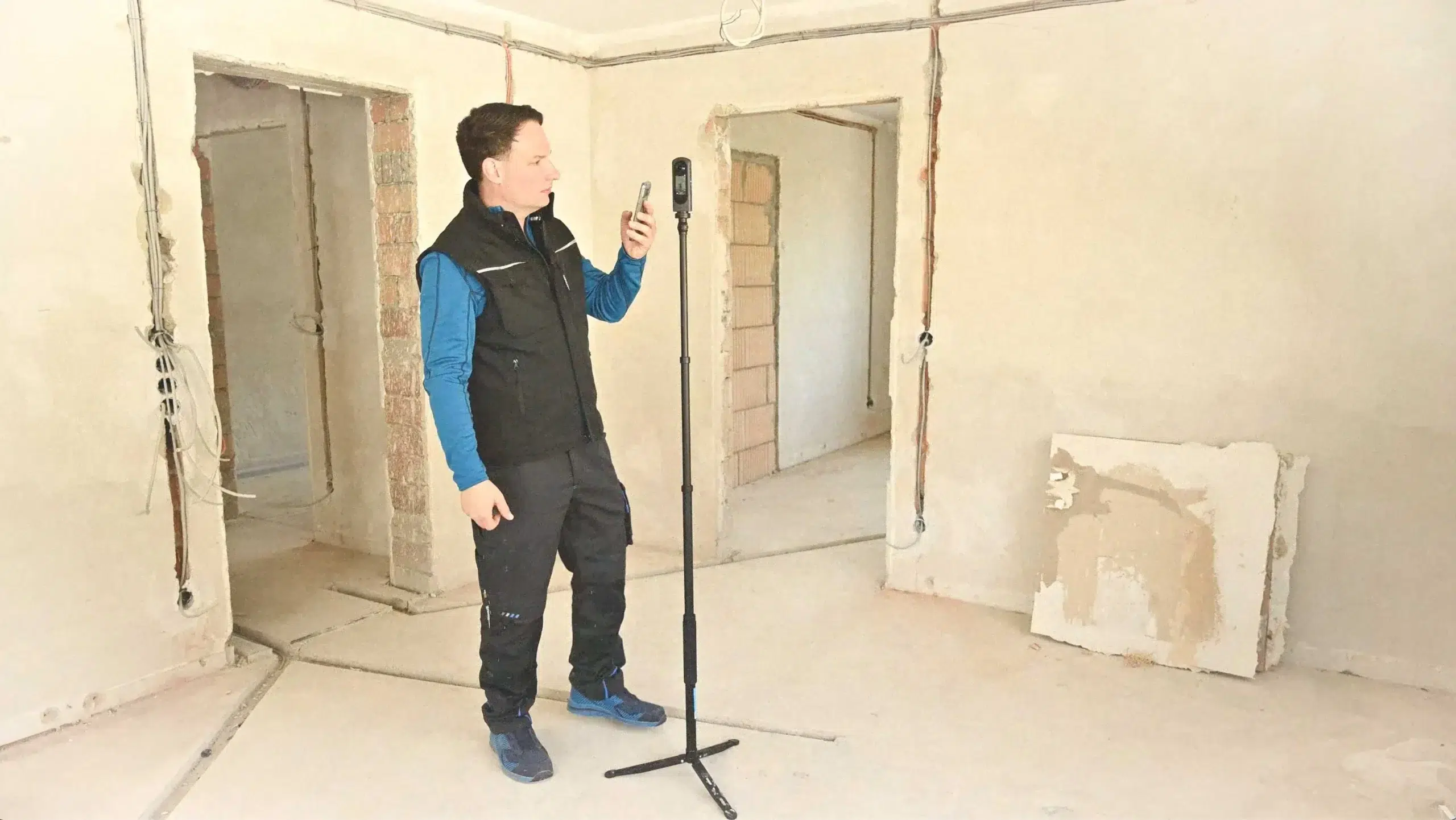 Monteur macht in 10 Sekunden eine 360°-Aufnahme vom Rohbau.