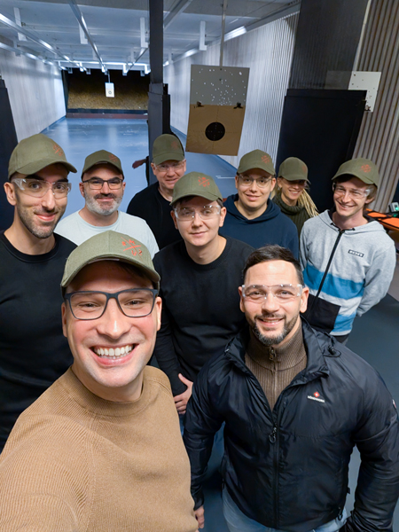 Bevor es ins Steakhouse ging, haben wir uns zunächst auf dem Schießstand ausprobiert. Zwei Stunden lang durften wir uns am 25-Meter-Stand austoben, eine (hoffentlich) ungewohnte, aber sehr spaßige Abwechslung.