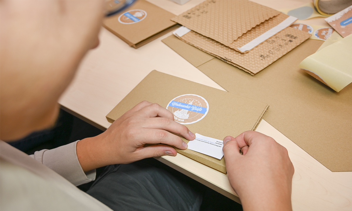 Weihnachtselfen beim helfen